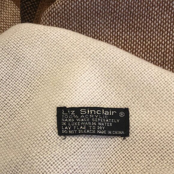 🧣 Liz Sinclair Oversized Plaid Scarf – Timeless Warm Neutrals - Picture 12 of 13